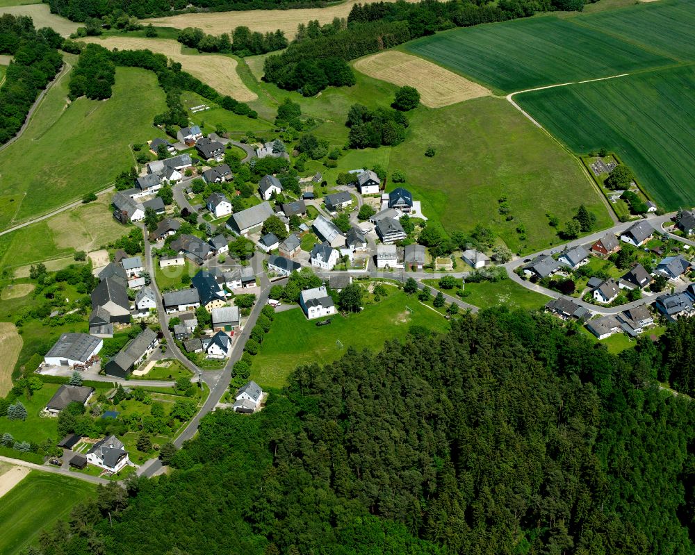 Rödern von oben - Dorfkern am Feldrand in Rödern im Bundesland Rheinland-Pfalz, Deutschland