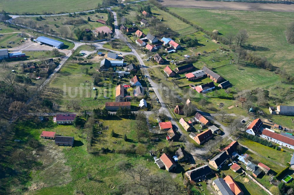 Luftbild Redlin - Dorfkern am Feldrand in Redlin im Bundesland Mecklenburg-Vorpommern, Deutschland