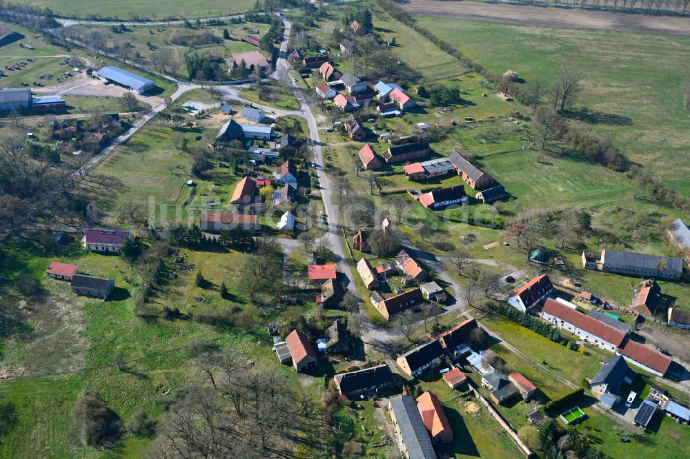 Luftaufnahme Redlin - Dorfkern am Feldrand in Redlin im Bundesland Mecklenburg-Vorpommern, Deutschland