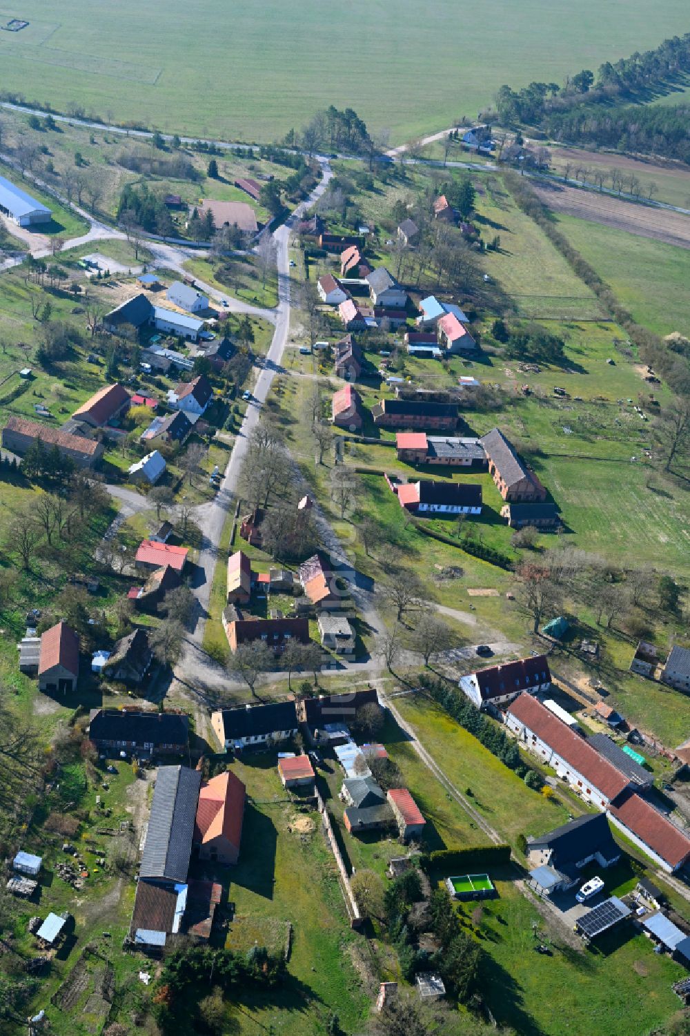 Redlin von oben - Dorfkern am Feldrand in Redlin im Bundesland Mecklenburg-Vorpommern, Deutschland