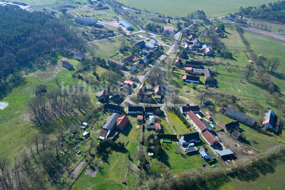 Redlin aus der Vogelperspektive: Dorfkern am Feldrand in Redlin im Bundesland Mecklenburg-Vorpommern, Deutschland