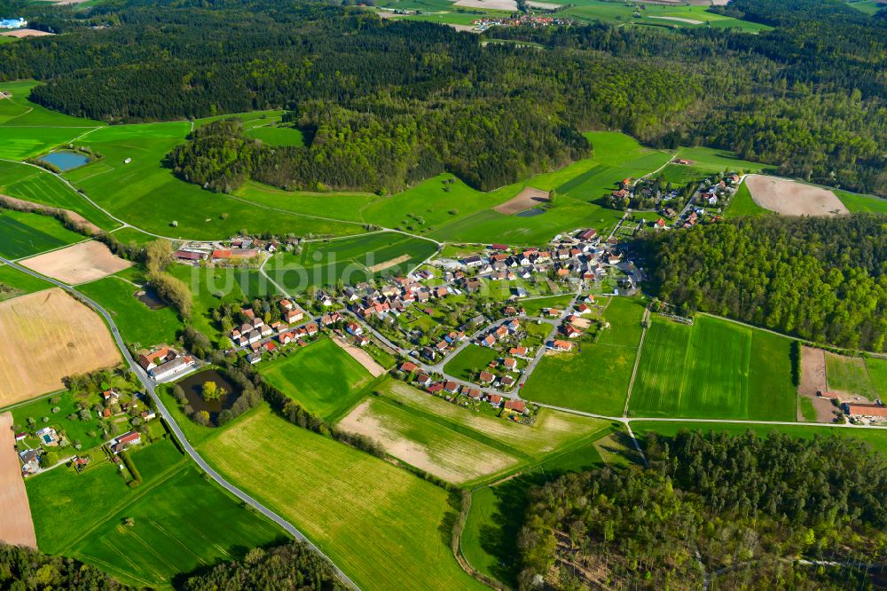 Rehweiler aus der Vogelperspektive: Dorfkern am Feldrand in Rehweiler im Bundesland Bayern, Deutschland