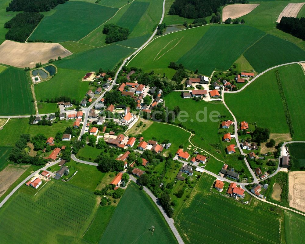 Luftaufnahme Reicheneibach - Dorfkern am Feldrand in Reicheneibach im Bundesland Bayern, Deutschland