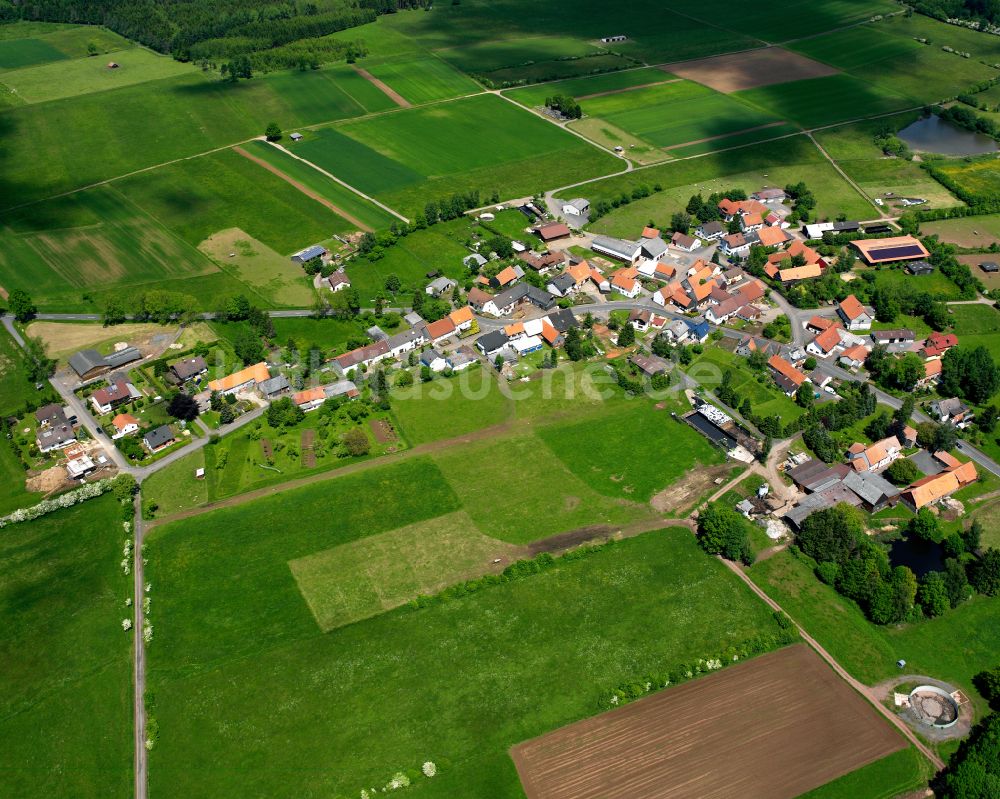 Reichlos von oben - Dorfkern am Feldrand in Reichlos im Bundesland Hessen, Deutschland