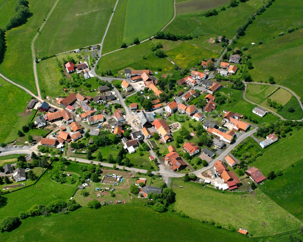 Reinhards von oben - Dorfkern am Feldrand in Reinhards im Bundesland Hessen, Deutschland