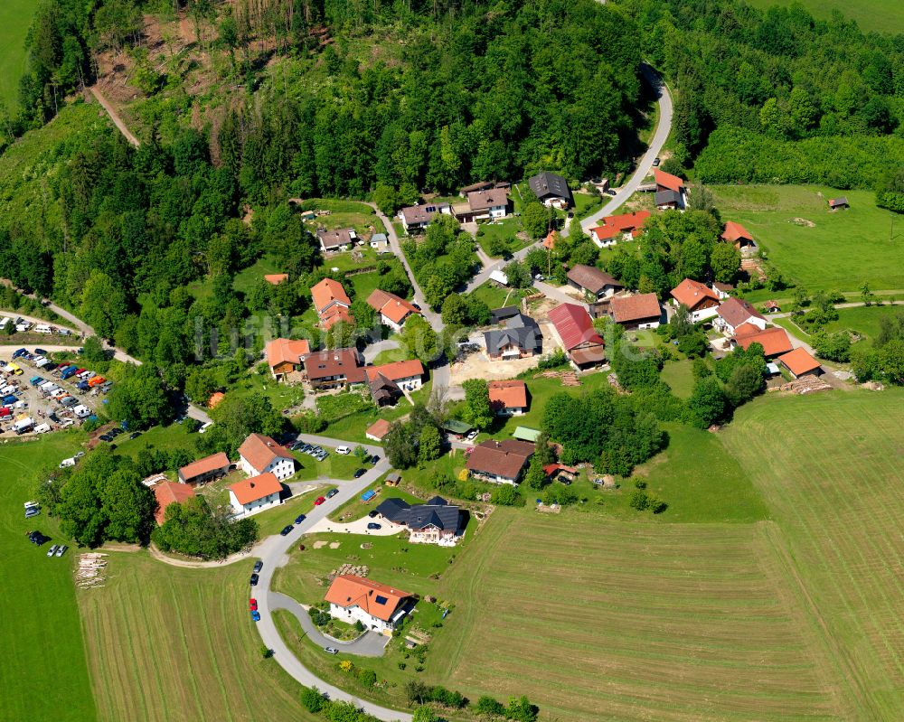 Reisersberg aus der Vogelperspektive: Dorfkern am Feldrand in Reisersberg im Bundesland Bayern, Deutschland