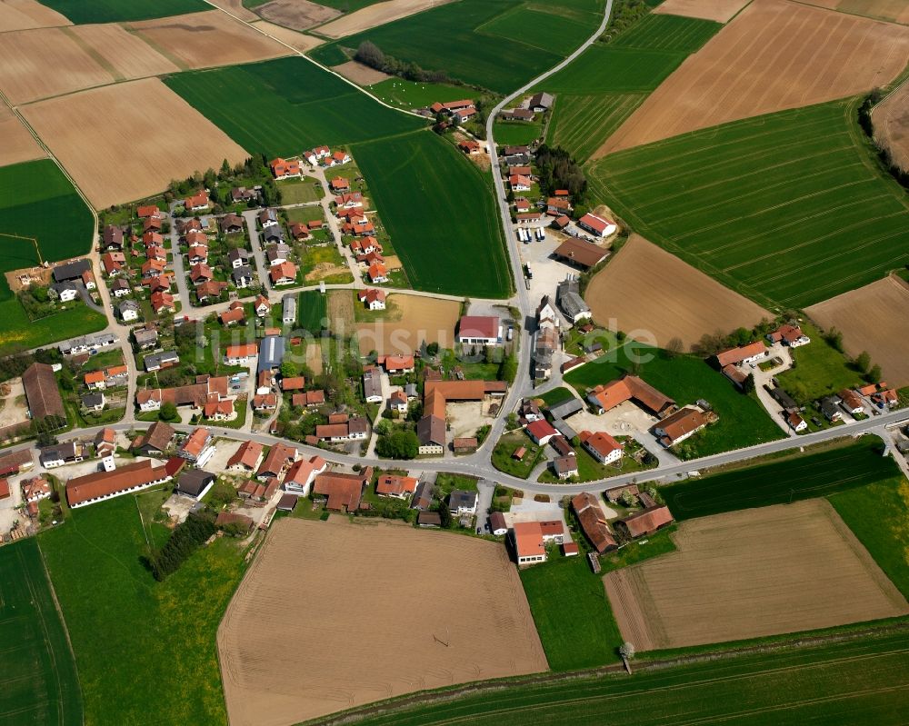 Reißing aus der Vogelperspektive: Dorfkern am Feldrand in Reißing im Bundesland Bayern, Deutschland