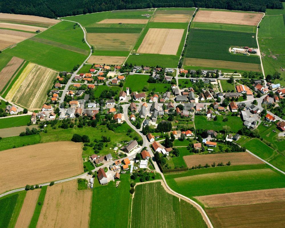 Rengetsweiler aus der Vogelperspektive: Dorfkern am Feldrand in Rengetsweiler im Bundesland Baden-Württemberg, Deutschland