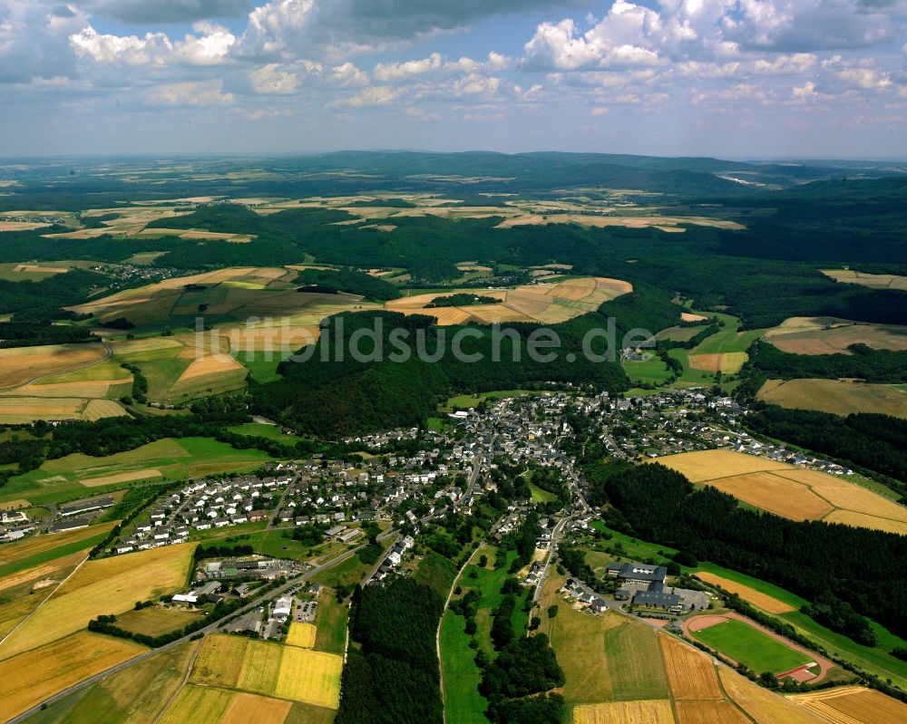 Rhaunen aus der Vogelperspektive: Dorfkern am Feldrand in Rhaunen im Bundesland Rheinland-Pfalz, Deutschland