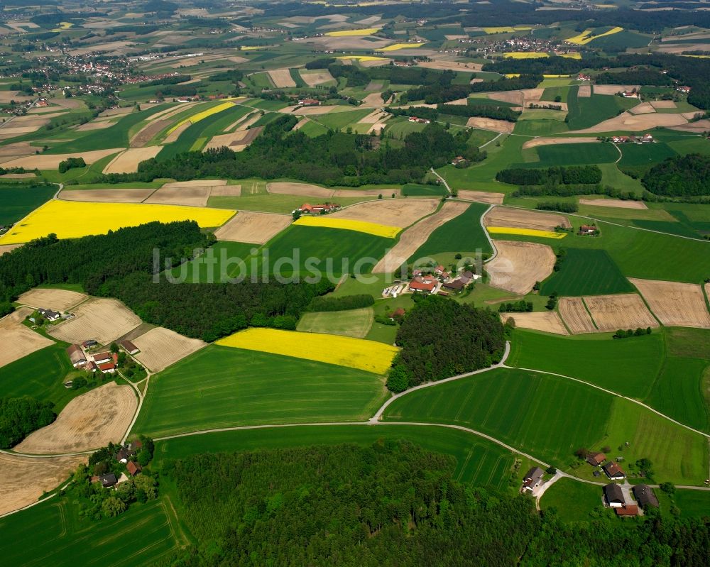 Riegelsberg aus der Vogelperspektive: Dorfkern am Feldrand in Riegelsberg im Bundesland Bayern, Deutschland