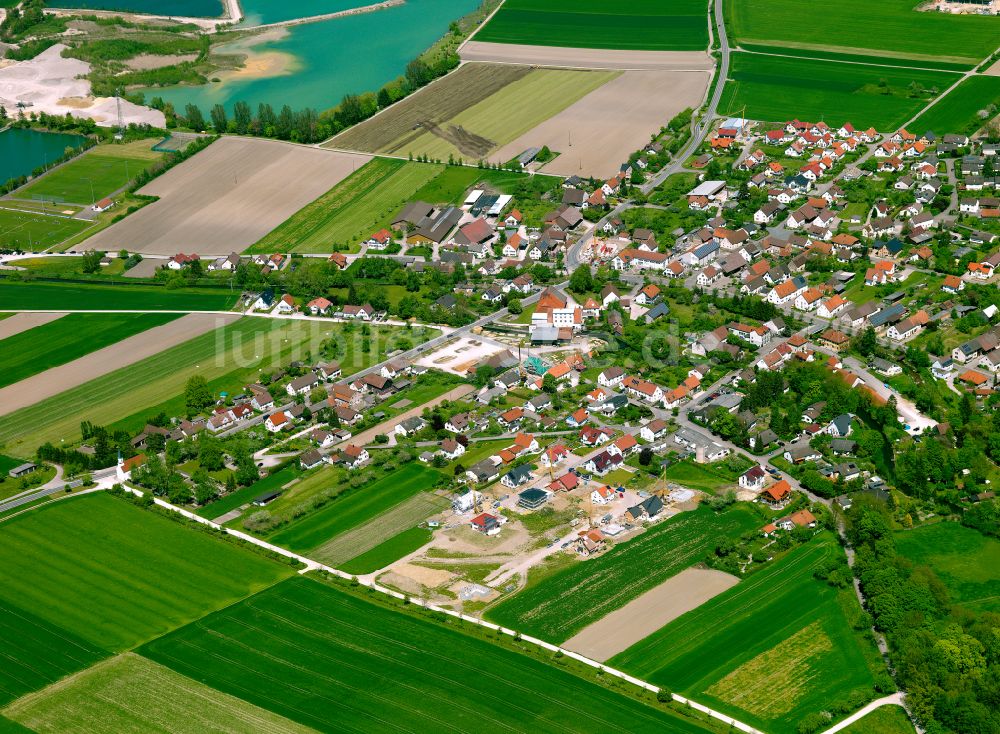 Rißtissen aus der Vogelperspektive: Dorfkern am Feldrand in Rißtissen im Bundesland Baden-Württemberg, Deutschland