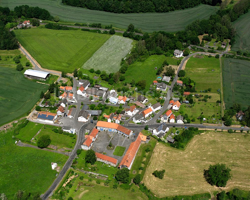 Rülfenrod von oben - Dorfkern am Feldrand in Rülfenrod im Bundesland Hessen, Deutschland