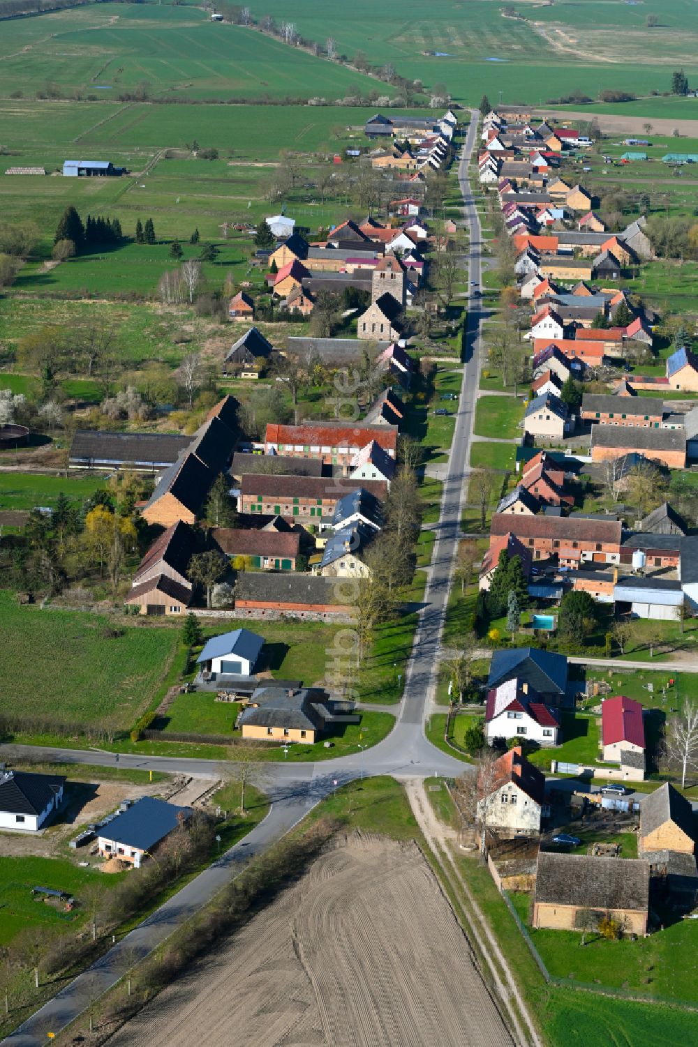 Rönnebeck von oben - Dorfkern am Feldrand in Rönnebeck im Bundesland Brandenburg, Deutschland