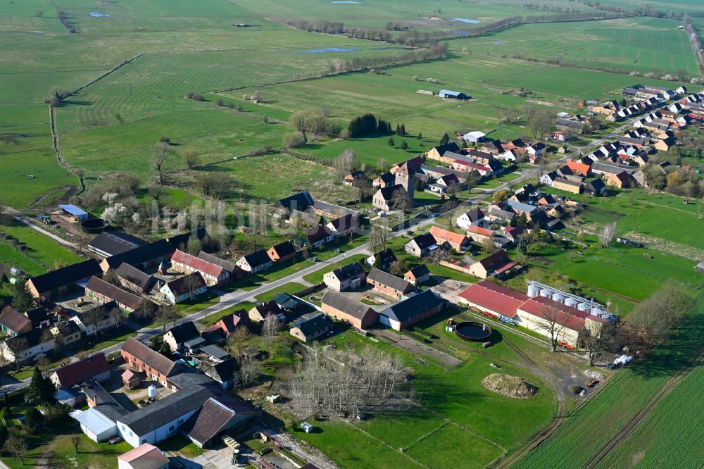 Rönnebeck aus der Vogelperspektive: Dorfkern am Feldrand in Rönnebeck im Bundesland Brandenburg, Deutschland