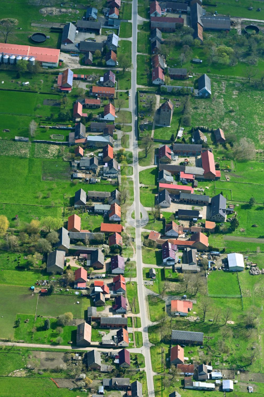 Rönnebeck aus der Vogelperspektive: Dorfkern am Feldrand in Rönnebeck im Bundesland Brandenburg, Deutschland