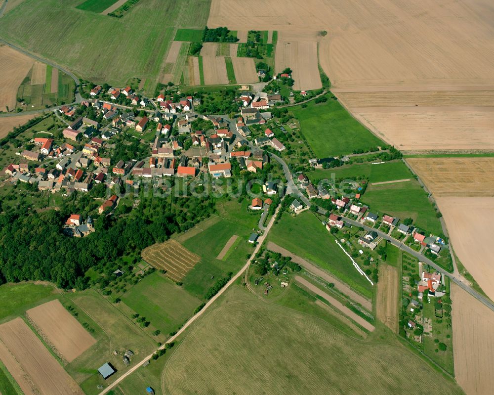 Roben aus der Vogelperspektive: Dorfkern am Feldrand in Roben im Bundesland Thüringen, Deutschland