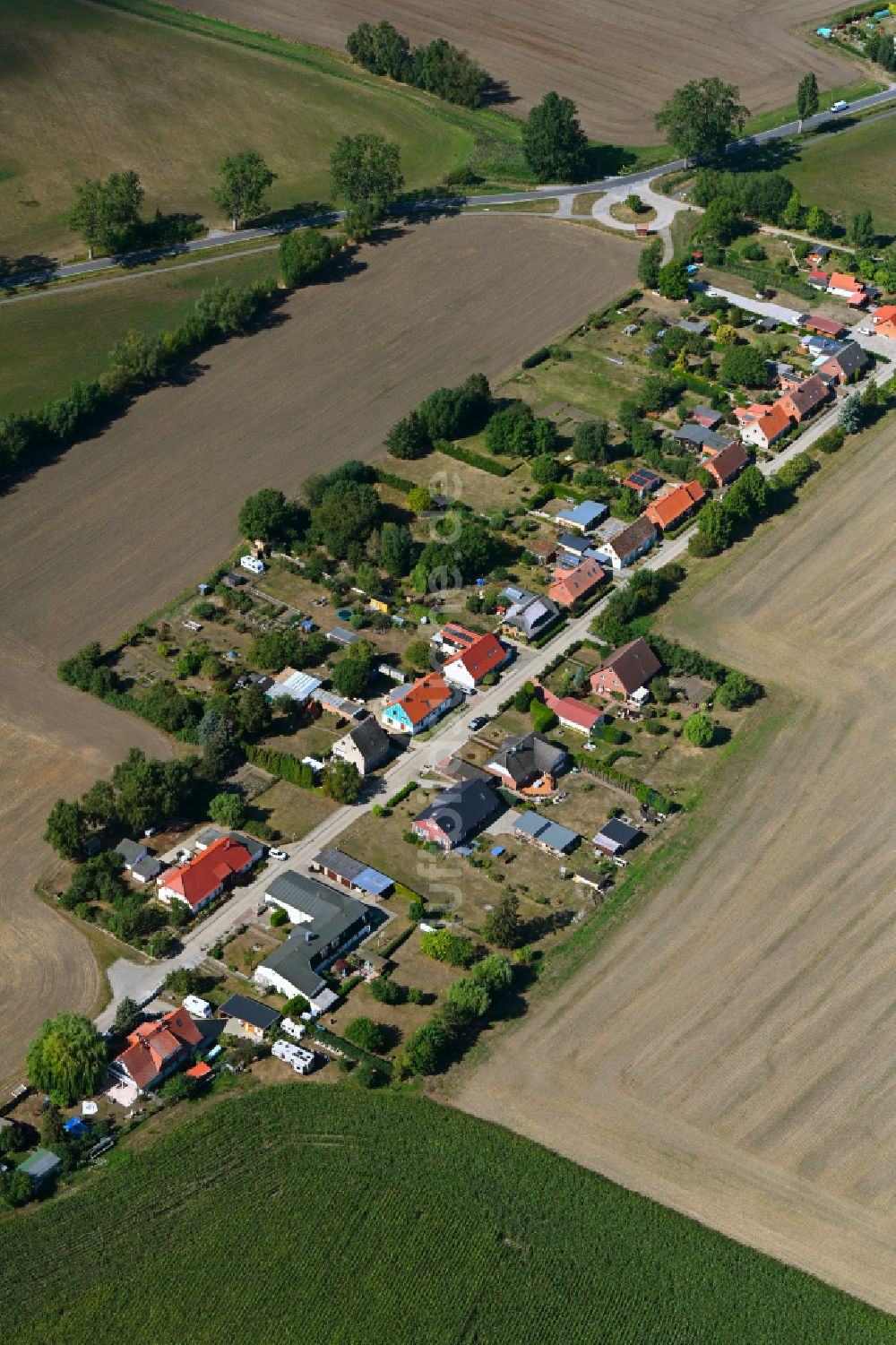 Robertsdorf aus der Vogelperspektive: Dorfkern am Feldrand in Robertsdorf im Bundesland Mecklenburg-Vorpommern, Deutschland