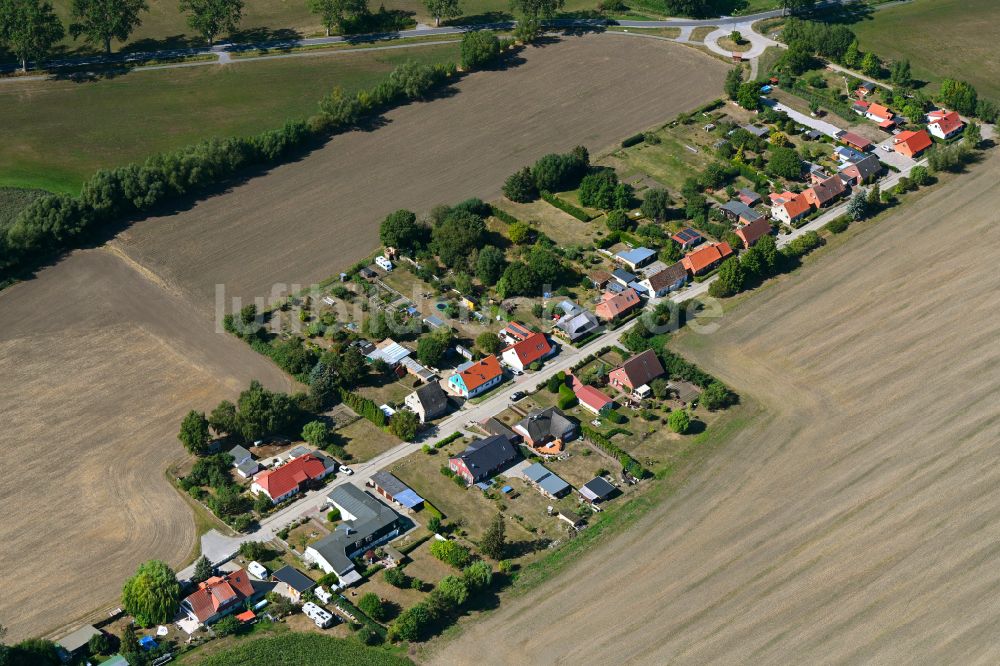 Luftbild Robertsdorf - Dorfkern am Feldrand in Robertsdorf im Bundesland Mecklenburg-Vorpommern, Deutschland