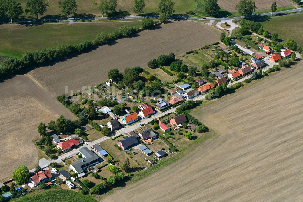 Luftaufnahme Robertsdorf - Dorfkern am Feldrand in Robertsdorf im Bundesland Mecklenburg-Vorpommern, Deutschland