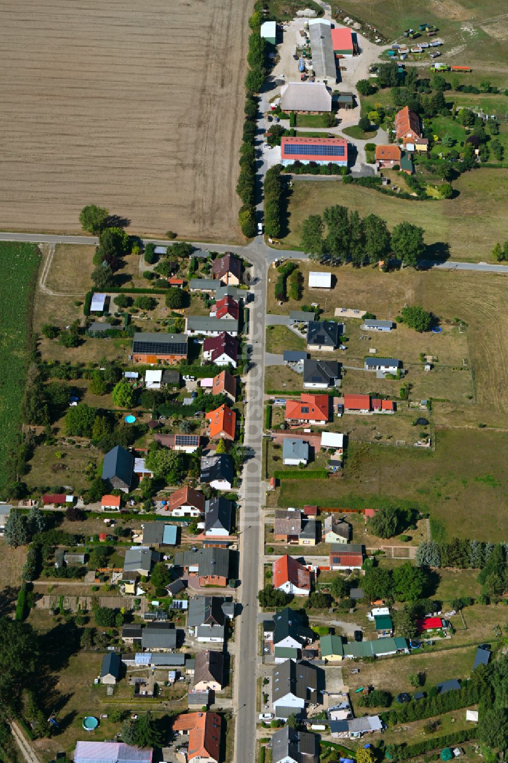 Robertsdorf von oben - Dorfkern am Feldrand in Robertsdorf im Bundesland Mecklenburg-Vorpommern, Deutschland