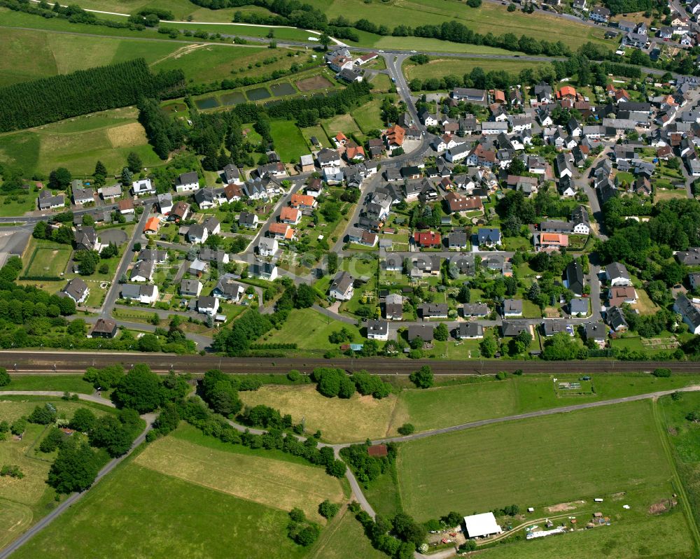 Rodenbach von oben - Dorfkern am Feldrand in Rodenbach im Bundesland Hessen, Deutschland