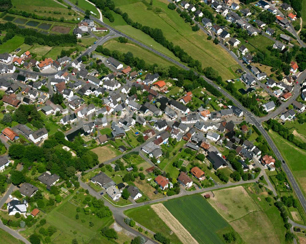 Rodenbach aus der Vogelperspektive: Dorfkern am Feldrand in Rodenbach im Bundesland Hessen, Deutschland