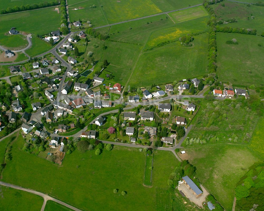 Rodenroth aus der Vogelperspektive: Dorfkern am Feldrand in Rodenroth im Bundesland Hessen, Deutschland