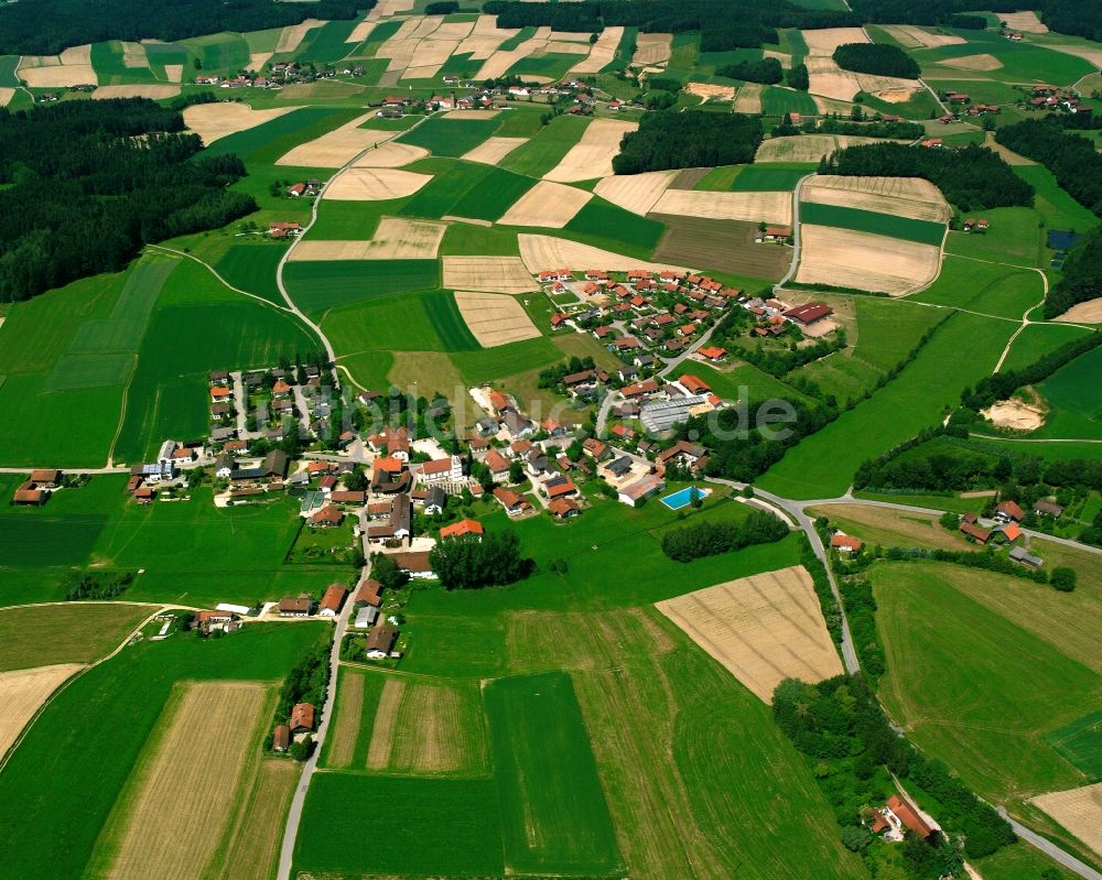 Rogglfing aus der Vogelperspektive: Dorfkern am Feldrand in Rogglfing im Bundesland Bayern, Deutschland