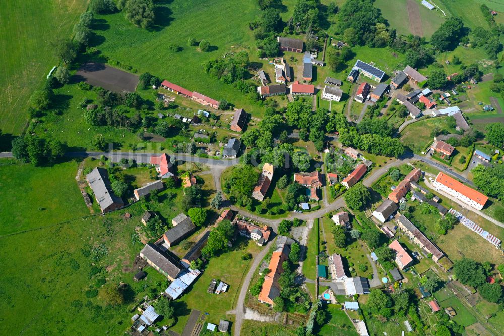 Rohlsdorf aus der Vogelperspektive: Dorfkern am Feldrand in Rohlsdorf im Bundesland Brandenburg, Deutschland