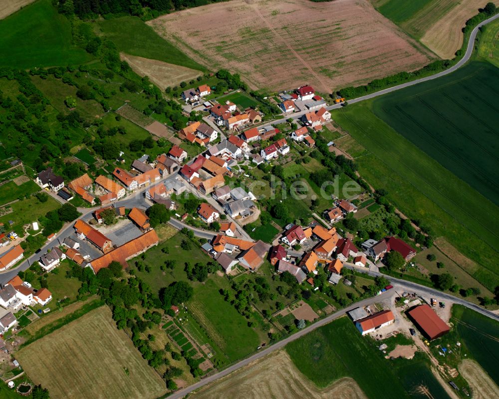 Rohrberg aus der Vogelperspektive: Dorfkern am Feldrand in Rohrberg im Bundesland Thüringen, Deutschland