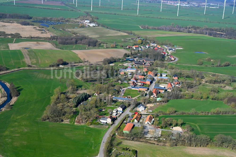 Rom von oben - Dorfkern am Feldrand in Rom im Bundesland Mecklenburg-Vorpommern, Deutschland