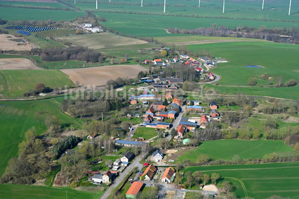 Rom aus der Vogelperspektive: Dorfkern am Feldrand in Rom im Bundesland Mecklenburg-Vorpommern, Deutschland