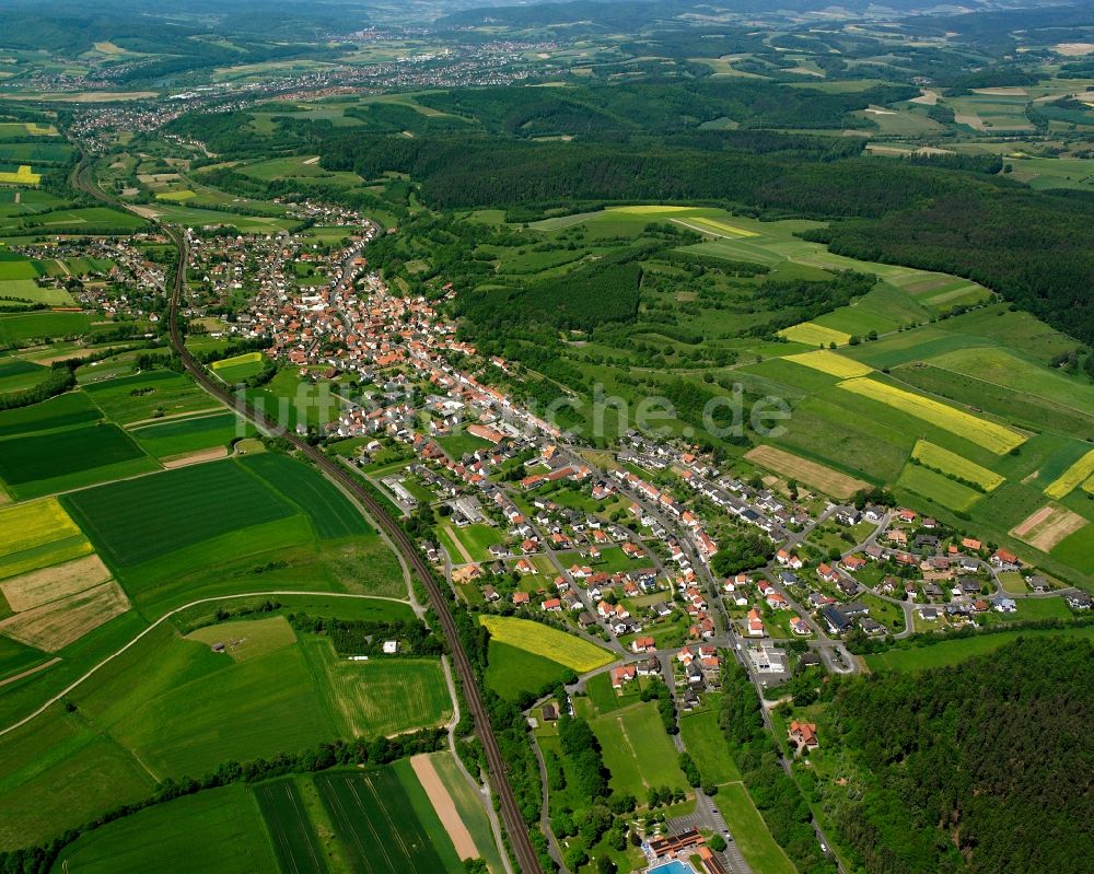 Ronshausen von oben - Dorfkern am Feldrand in Ronshausen im Bundesland Hessen, Deutschland