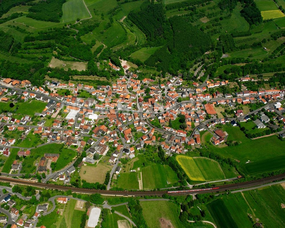 Ronshausen aus der Vogelperspektive: Dorfkern am Feldrand in Ronshausen im Bundesland Hessen, Deutschland