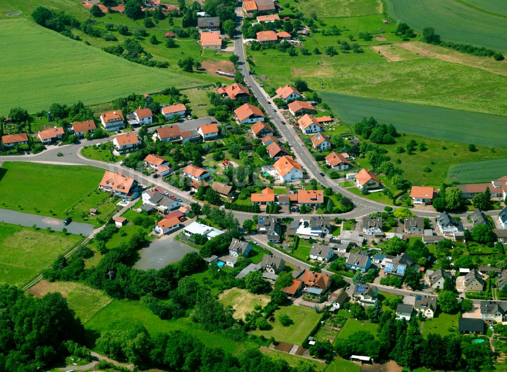 Rosenthal von oben - Dorfkern am Feldrand in Rosenthal im Bundesland Rheinland-Pfalz, Deutschland