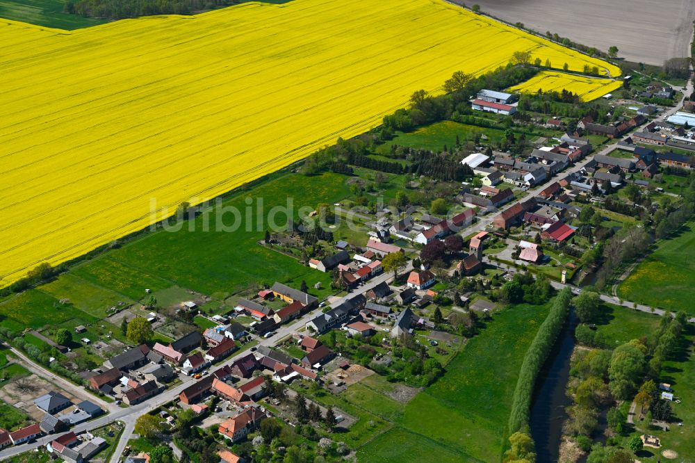 Rossau aus der Vogelperspektive: Dorfkern am Feldrand in Rossau im Bundesland Sachsen-Anhalt, Deutschland