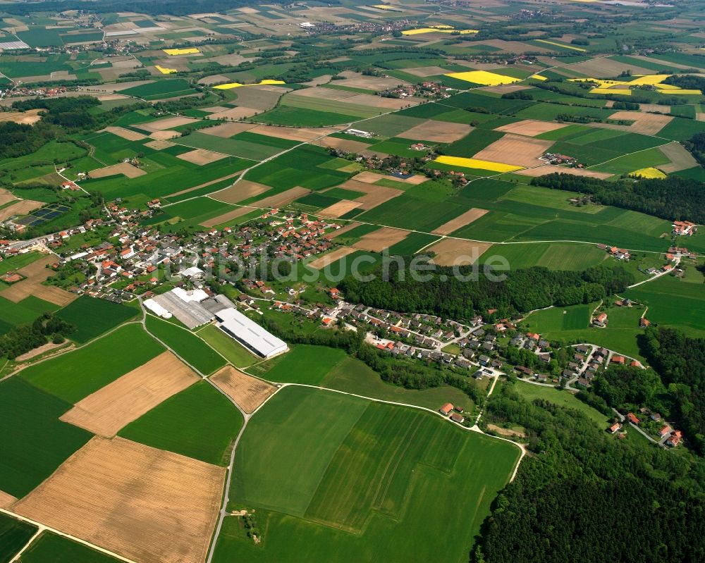 Roßbach von oben - Dorfkern am Feldrand in Roßbach im Bundesland Bayern, Deutschland