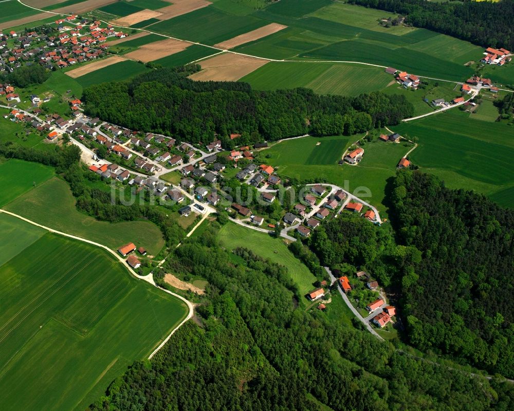 Roßbach aus der Vogelperspektive: Dorfkern am Feldrand in Roßbach im Bundesland Bayern, Deutschland