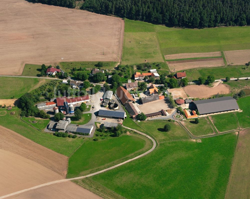 Roßbach aus der Vogelperspektive: Dorfkern am Feldrand in Roßbach im Bundesland Hessen, Deutschland