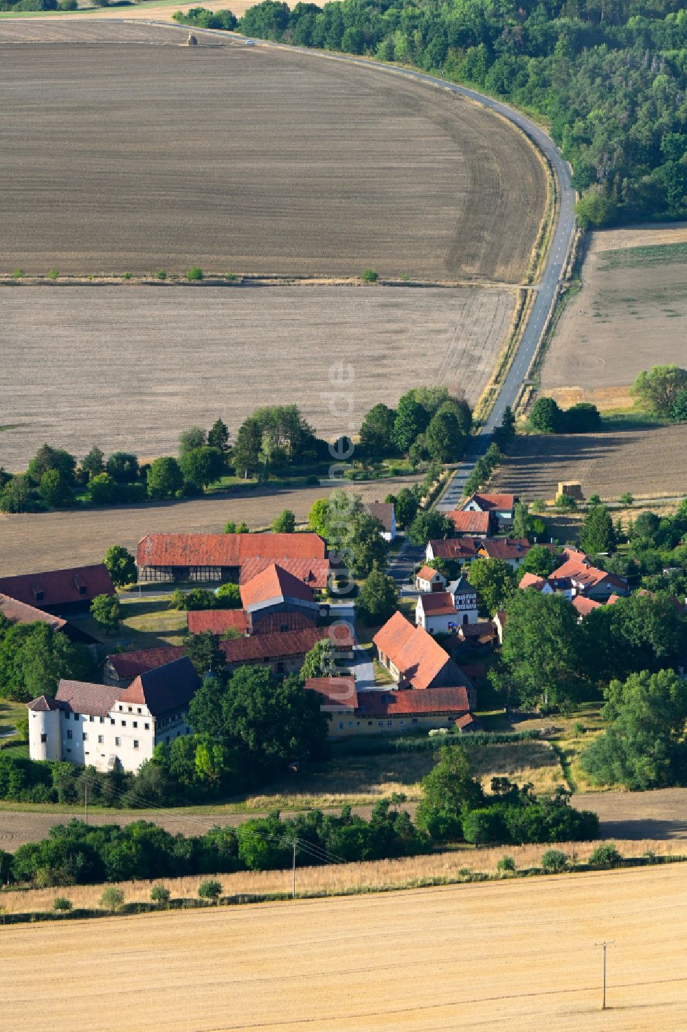 Luftaufnahme Roßrieth - Dorfkern am Feldrand in Roßrieth im Bundesland Bayern, Deutschland