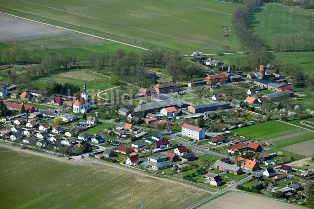 Luftaufnahme Rothenklempenow - Dorfkern am Feldrand in Rothenklempenow im Bundesland Mecklenburg-Vorpommern, Deutschland