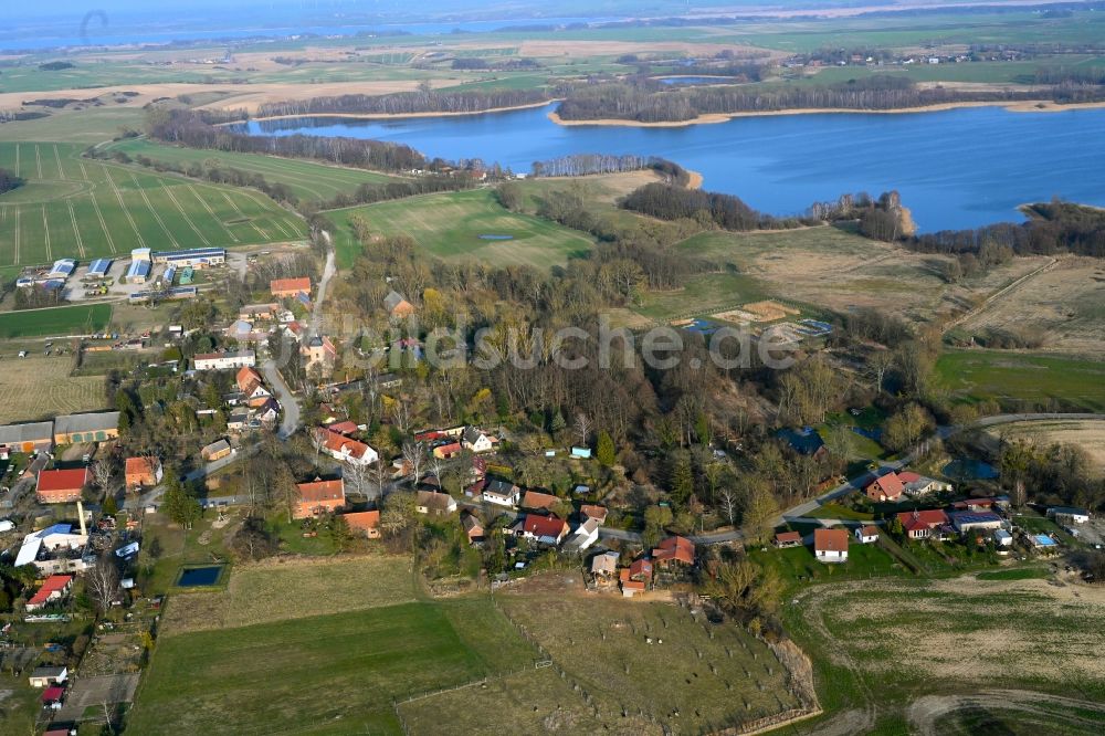 Röpersdorf aus der Vogelperspektive: Dorfkern am Feldrand in Röpersdorf im Bundesland Brandenburg, Deutschland