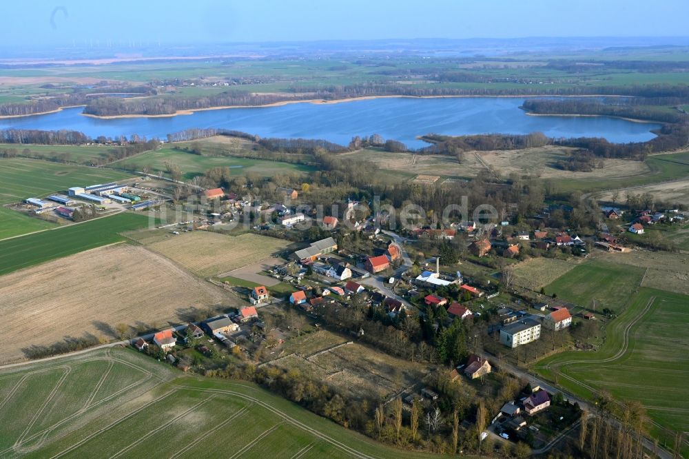 Röpersdorf von oben - Dorfkern am Feldrand in Röpersdorf im Bundesland Brandenburg, Deutschland