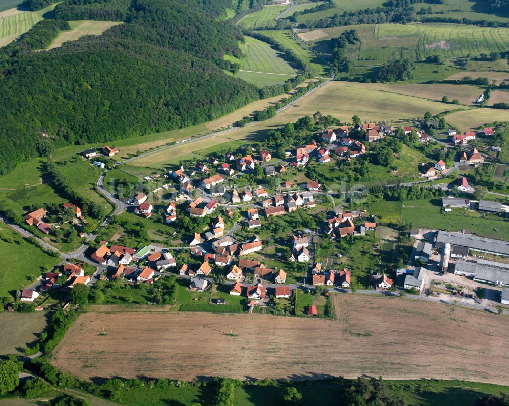 Luftaufnahme Rüstungen - Dorfkern am Feldrand in Rüstungen im Bundesland Thüringen, Deutschland