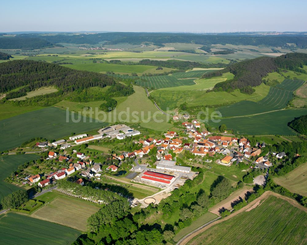 Rüstungen von oben - Dorfkern am Feldrand in Rüstungen im Bundesland Thüringen, Deutschland