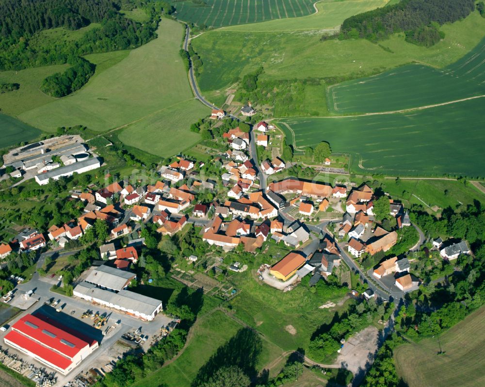 Rüstungen aus der Vogelperspektive: Dorfkern am Feldrand in Rüstungen im Bundesland Thüringen, Deutschland