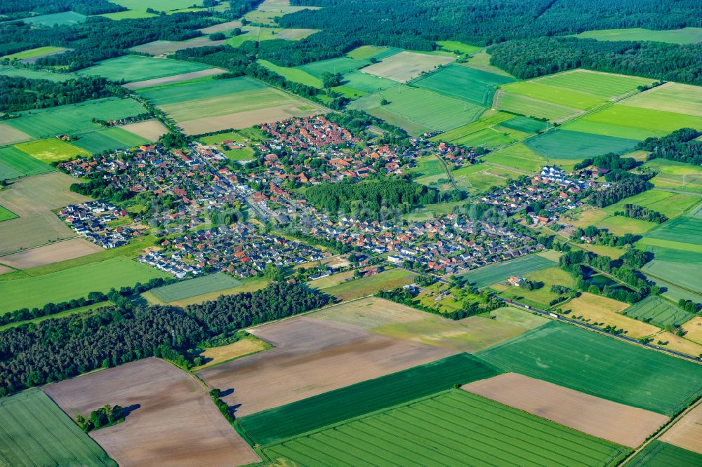 Luftaufnahme Rötgesbüttel - Dorfkern am Feldrand Rötgesbüttel in Rötgesbüttel im Bundesland Niedersachsen, Deutschland