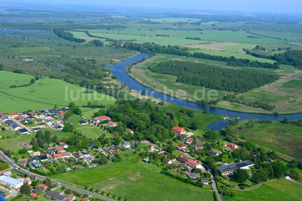 Rustow von oben - Dorfkern am Feldrand in Rustow im Bundesland Mecklenburg-Vorpommern, Deutschland