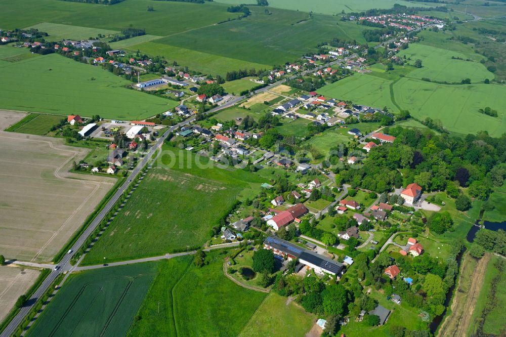 Rustow aus der Vogelperspektive: Dorfkern am Feldrand in Rustow im Bundesland Mecklenburg-Vorpommern, Deutschland