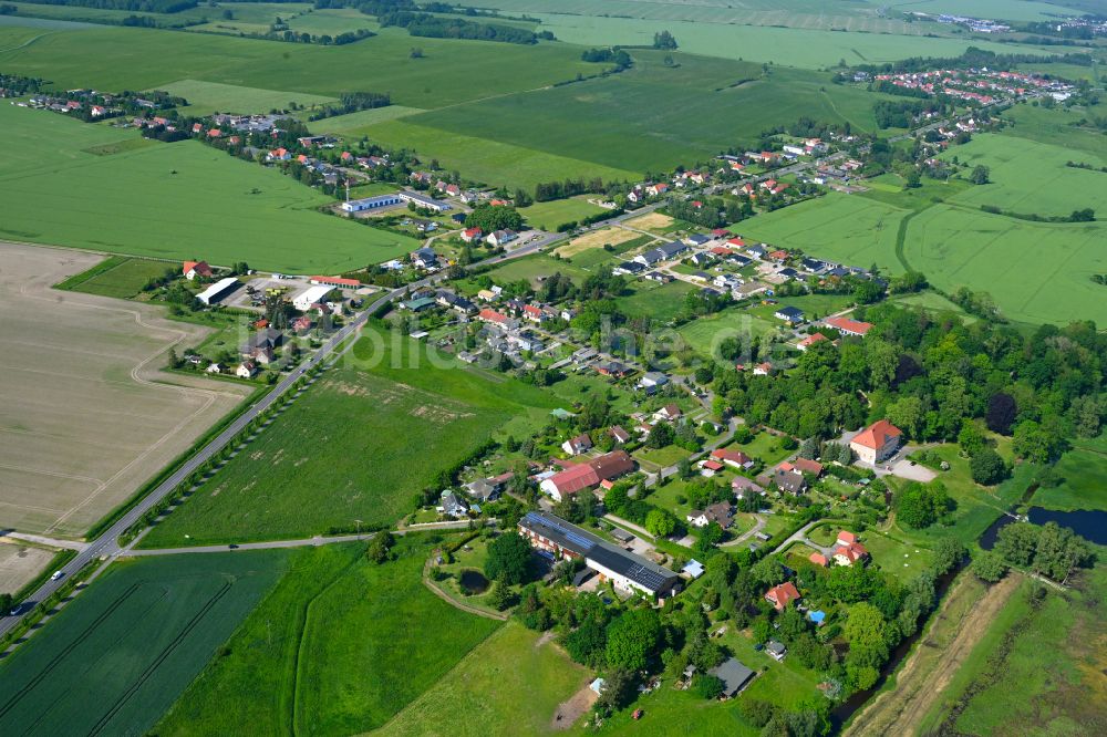 Luftbild Rustow - Dorfkern am Feldrand in Rustow im Bundesland Mecklenburg-Vorpommern, Deutschland